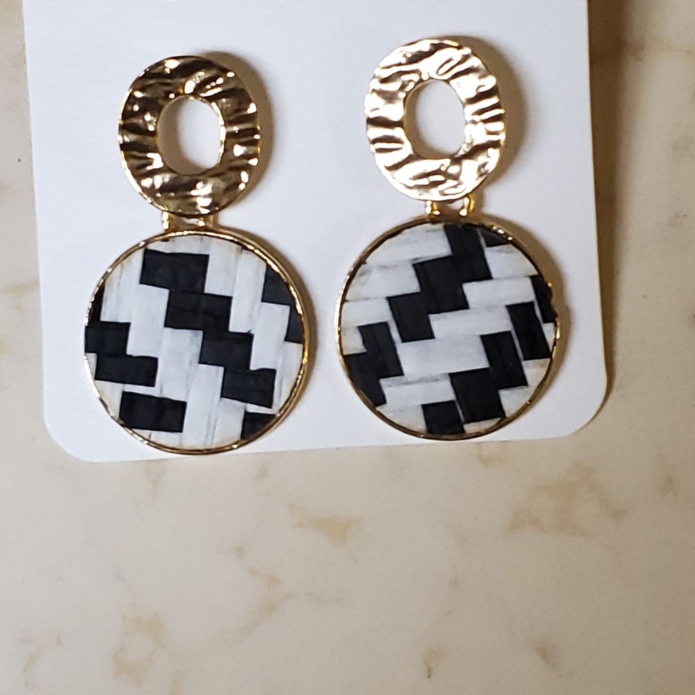Rattan weave houndstooth earrings - Picture 2 of 3